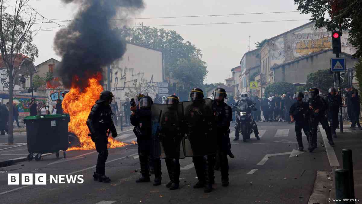 France to close up to 500 schools on Monday over student protests