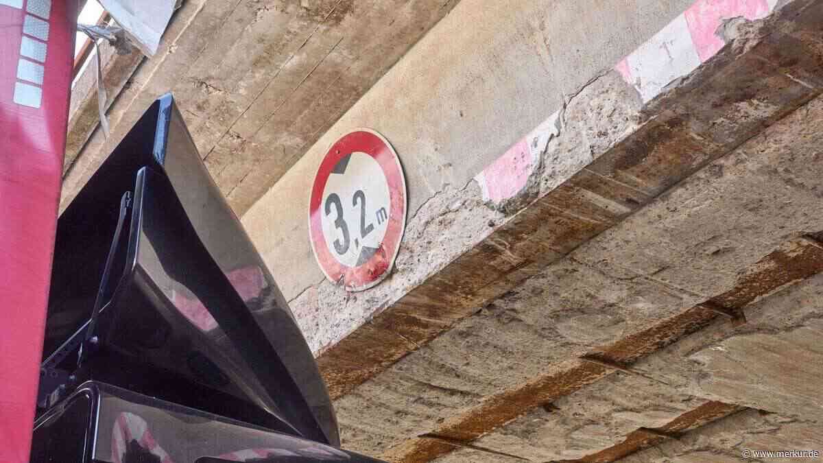 Ausweich-Lkw schrammt schon wieder historisches Tor: Anwohner und Bürgermeister genervt