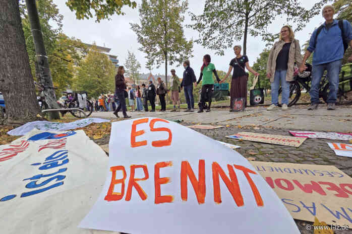 Das Wochenende, 3./4. Oktober 2026: Menschenkette auf KarLi, Polizei beendet Party „harth“, Sachsenpokal-Überraschung