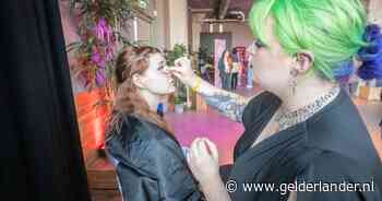 Knalroze haar, gothicmake-up en doodshoofden: beurs biedt alternatieven voor traditionele bruiloft