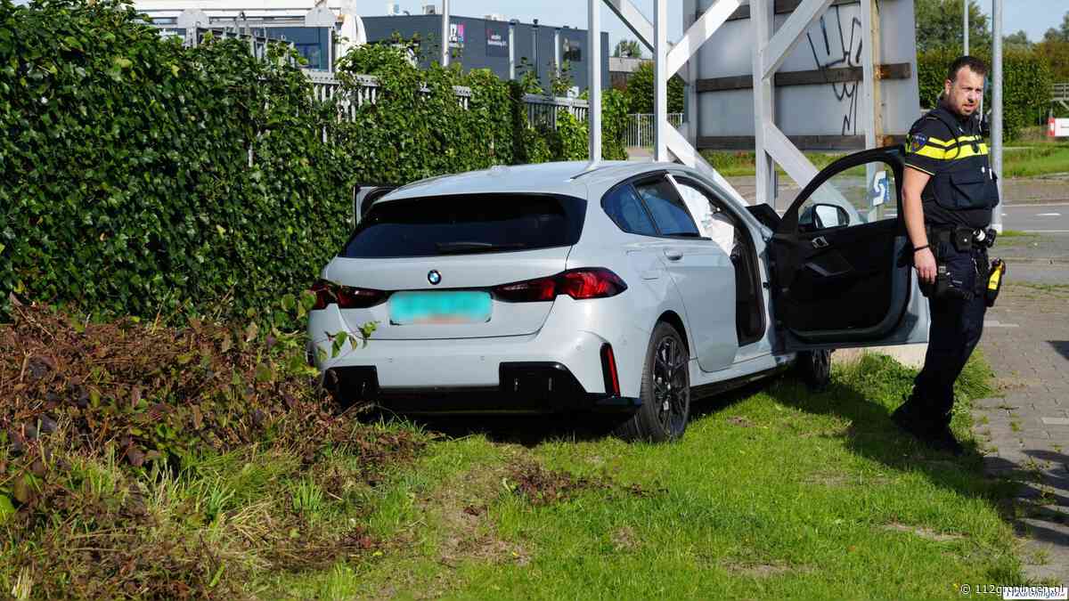 Splinternieuwe auto botst tegen bouwbord in Groningen