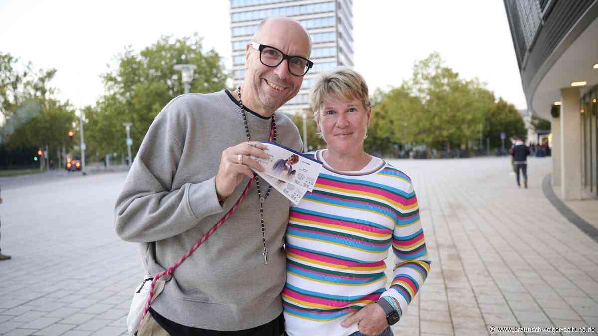 Helge Schneider in Braunschweig: Die Bilder von Show und Fans