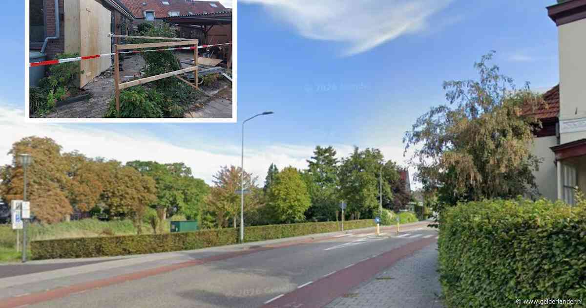 ‘In vijftig jaar heb ik dit nog nooit meegemaakt’: rijschoolhouder over twee crashes tegen huis