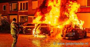 Drie auto's in vlammen op, ook woning beschadigd