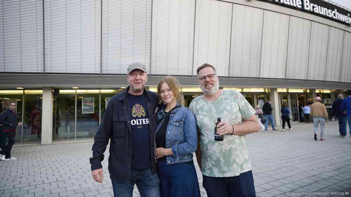 Helge Schneider jazzt und ulkt in Braunschweig – muntere Bilder von Show und Fans