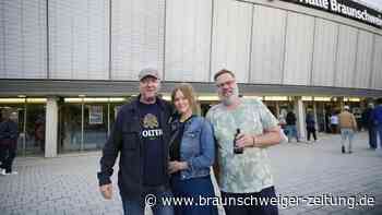 Helge Schneider jazzt und ulkt in Braunschweig – muntere Bilder von Show und Fans