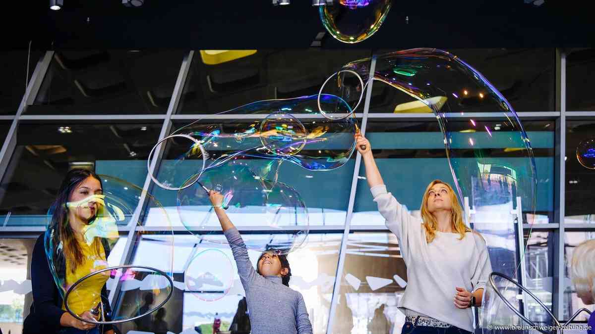 Herbstferien im Phaeno: Shows, Experimente und Seifenblasenkunst