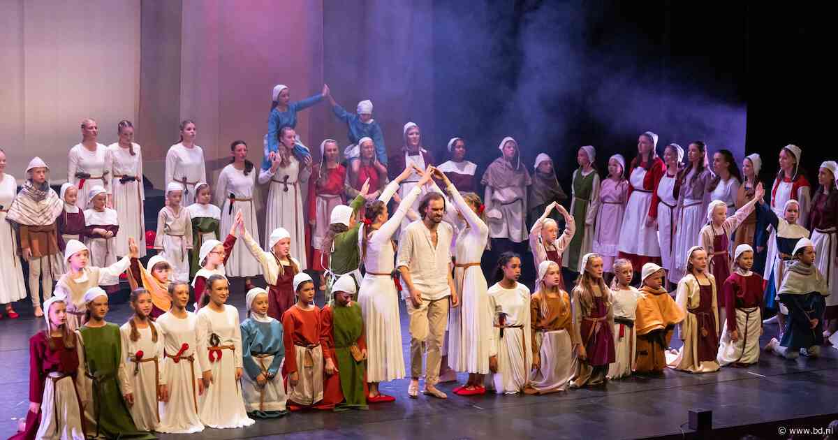 Jonge spelers brengen Franciscus tot leven in uitverkocht theater: ‘Het verhaal voelt helemaal niet oud’