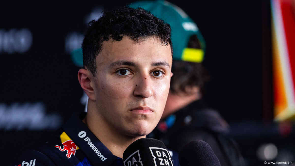 Isack Hadjar ziet opvallend tempoverschil met Max Verstappen: ‘Wat doe ik hier dan?’