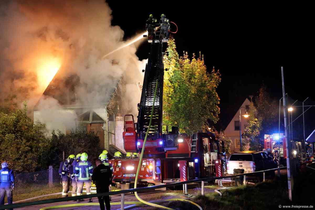 Dramatische Szenen bei Wohnhausbrand im Erzgebirge: Mann von Dach gerettet