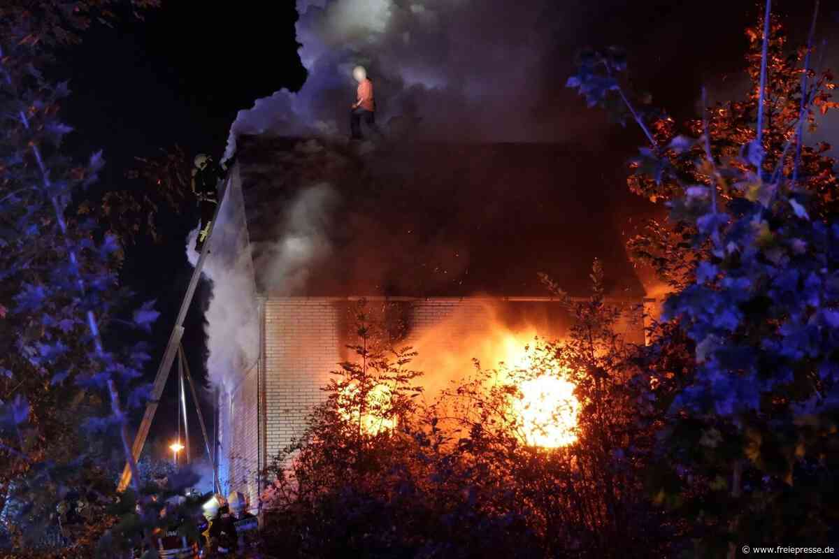 Dramatische Szenen bei Wohnhausbrand im Erzgebirge: 58-jähriger Mann vom Dach gerettet