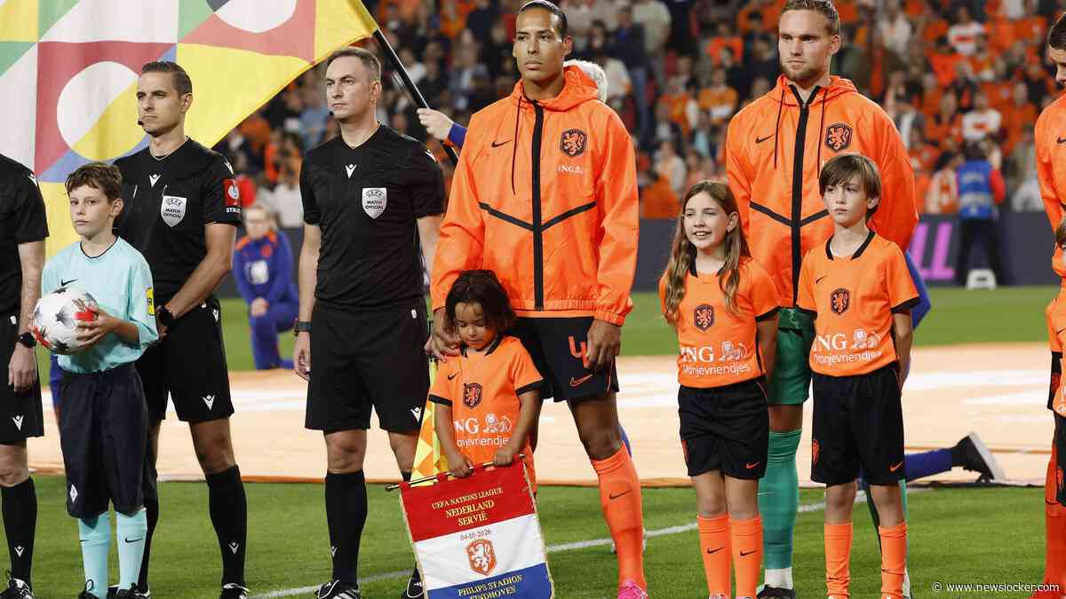 Jubilaris Virgil van Dijk overladen met cadeaus: ’Mooi dat ik het veld opkwam met mijn zoontje Mase’