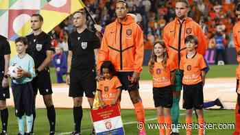 Jubilaris Virgil van Dijk overladen met cadeaus: ’Mooi dat ik het veld opkwam met mijn zoontje Mase’