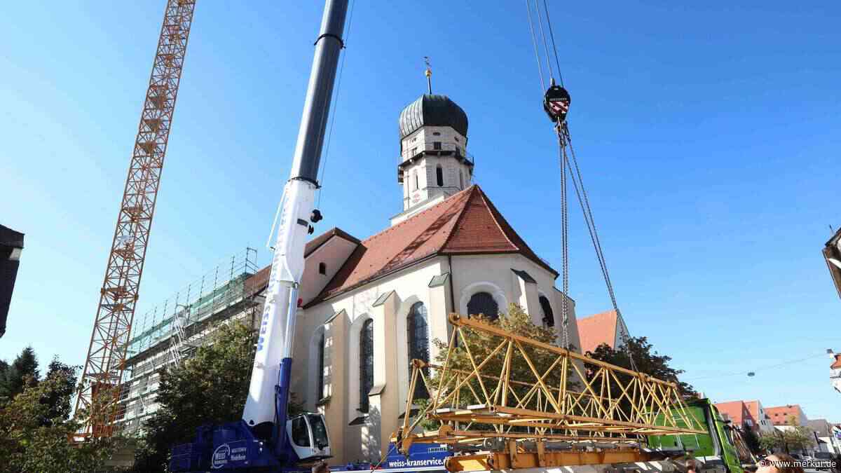 54-Meter-Kran steht: Historische Stadtpfarrkirche wird ein Jahr zur Baustelle