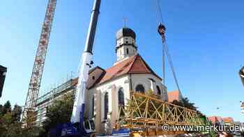 54-Meter-Kran steht: Historische Stadtpfarrkirche wird ein Jahr zur Baustelle