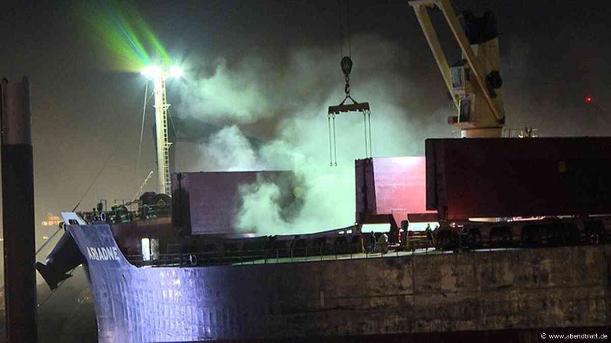 Siebenstündiger Feuerwehreinsatz im Hafen: Rauchwolke steigt aus Frachter