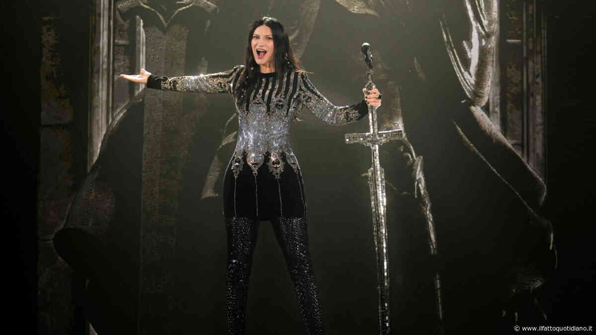 Laura Pausini guerriera a Milano per il concerto più rock, poi accade l’imprevisto (“si è rotto tutto”) e si trasforma in una (bravissima) stand-up comedian. Ecco cos’è successo