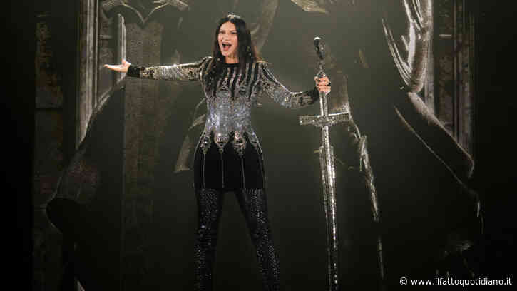Laura Pausini guerriera a Milano per il concerto più rock, poi accade l’imprevisto (“si è rotto tutto”) e si trasforma in una (bravissima) stand-up comedian. Ecco cos’è successo