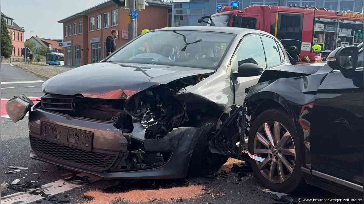 Autos kollidieren an Kreuzung in Thiede – Fahrerin leicht verletzt