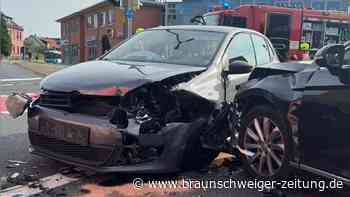 Autos kollidieren an Kreuzung in Thiede – Fahrerin leicht verletzt