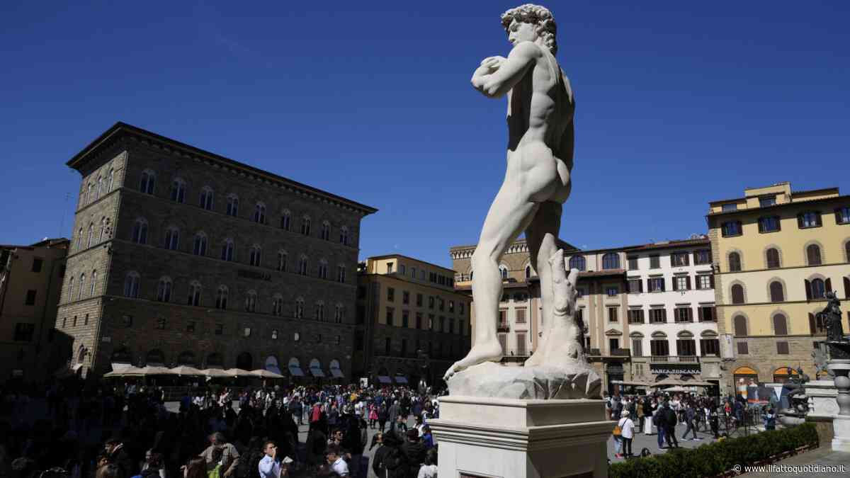 Bombola di gas trovata sotto il David al piazzale Michelangelo a Firenze