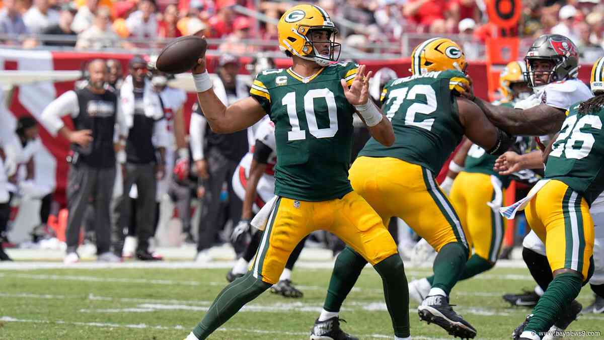 Jordan Love throws 2 touchdown passes, Packers edge Buccaneers 17-14