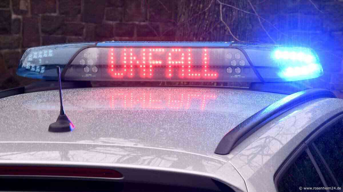 Mann liegt schwer verletzt auf Bundesstraße in Bayern – Vollsperrung