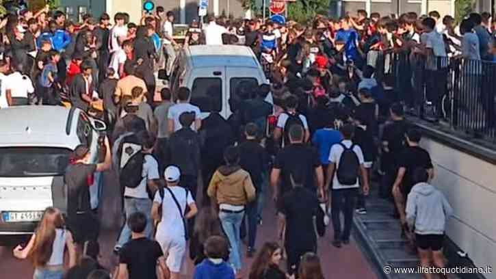 Centinaia di ragazzi a Campo Marzo per l’”aura battle” lanciata dal tiktoker Ilvucumpra. Sbarre e ascensore danneggiati