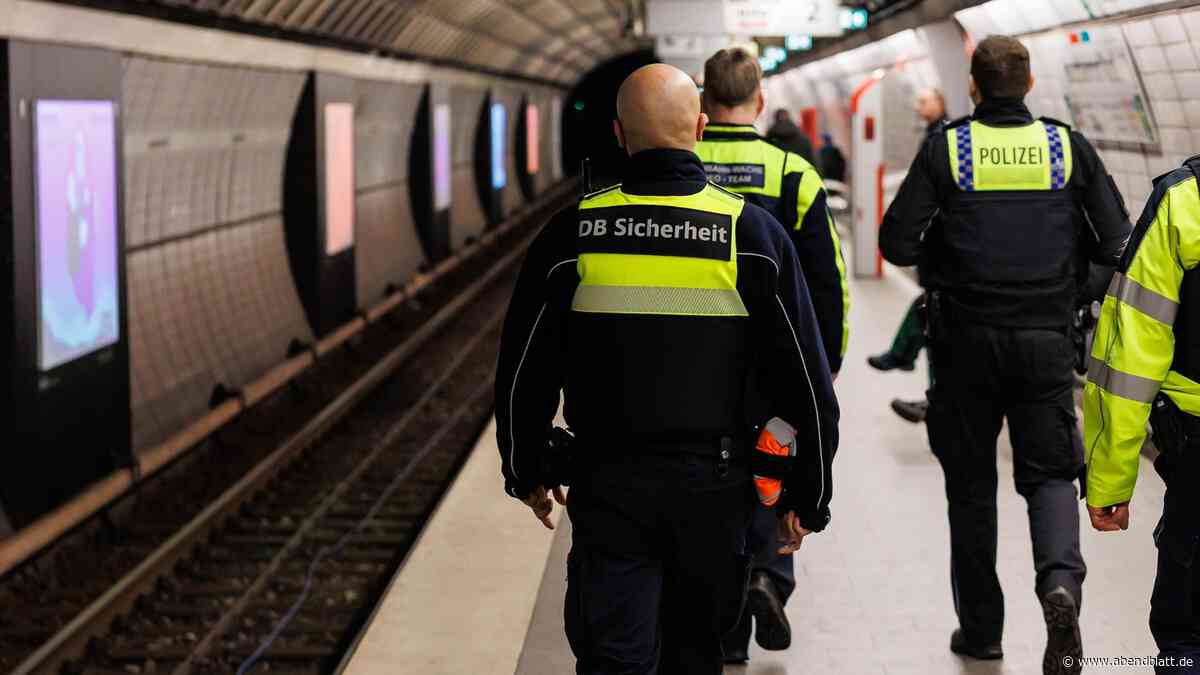 Mann uriniert öffentlich in Hamburg – dann schlägt er DB-Mitarbeiter ins Gesicht