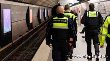 Mann uriniert öffentlich in Hamburg – dann schlägt er DB-Mitarbeiter ins Gesicht