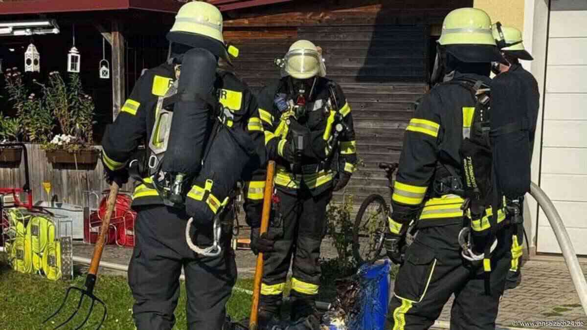 Schwelbrand in Garage in Garching an der Alz: Feuerwehr löscht Feuer in Papiertonne