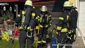 Schwelbrand in Garage in Garching an der Alz: Feuerwehr löscht Feuer in Papiertonne