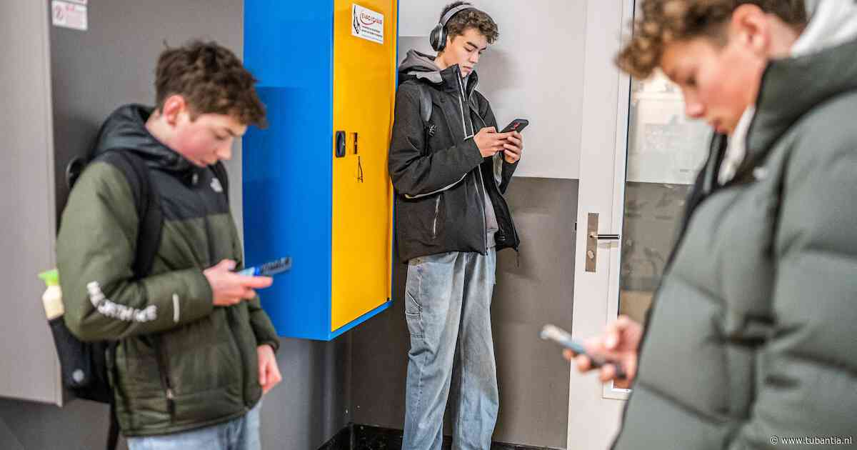 Kabinet wil vanaf volgend jaar telefoons ook weren op schoolplein en tijdens pauzes