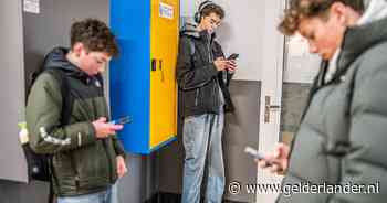 Kabinet wil vanaf volgend jaar telefoons ook weren op schoolplein en tijdens pauzes