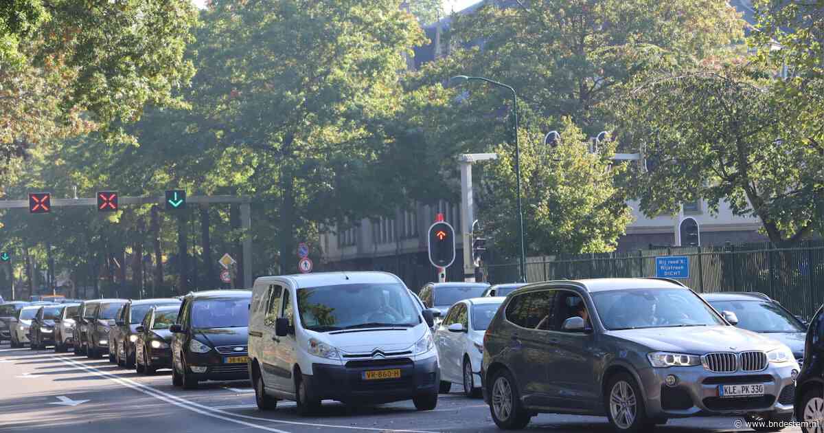 Verkeerschaos rond Kaatsheuvel door drukte richting Efteling, ook aanrijding in dorp
