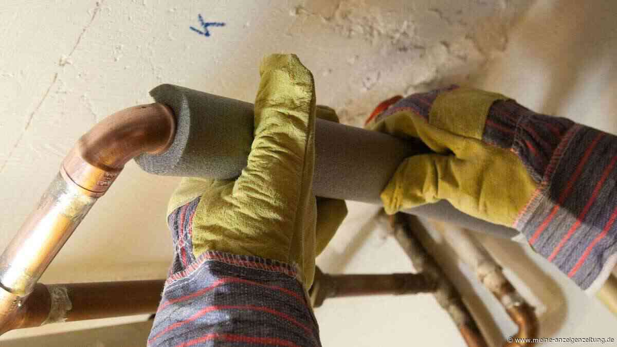 Diese einfache Maßnahme spart viel Geld: Heizungsrohr dämmen