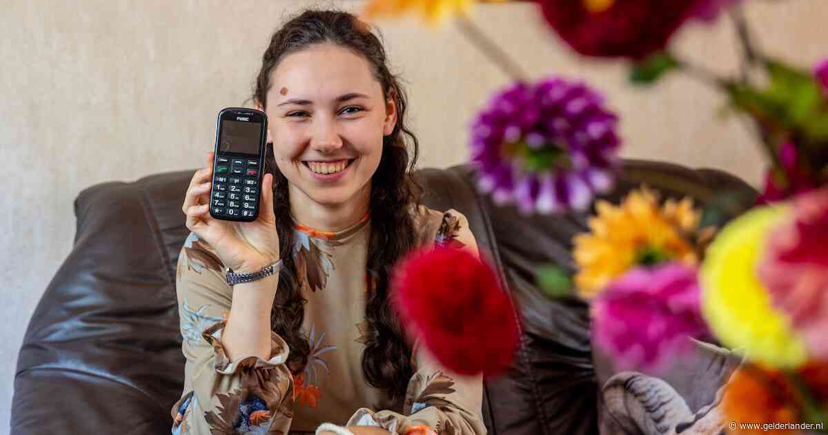 Eline (16) komt uit een gezin van 11, groeit op zonder internet en volgt thuisonderwijs: ‘Genoeg vriendinnen’