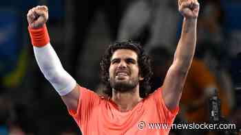 Carlos Alcaraz moet ervoor knokken, maar staat in halve finale in Tokio