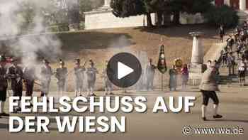 Salut-Schütze schießt versehentlich auf Kameraden – Wiesn-Vorfall im Video