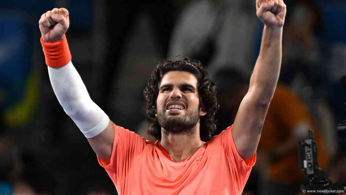 Carlos Alcaraz moet ervoor knokken, maar staat in finale in Tokio