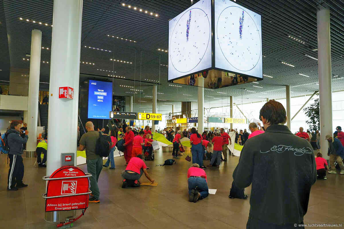 Extinction Rebellion demonstreert bij KLM-lounge op Schiphol