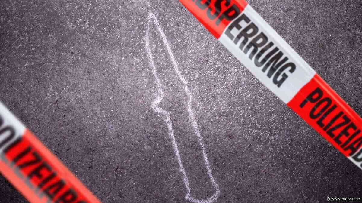 Mann mit Stichverletzungen liegt blutend und schwer verletzt an Bushaltestelle – Polizei fahndet nach Täter