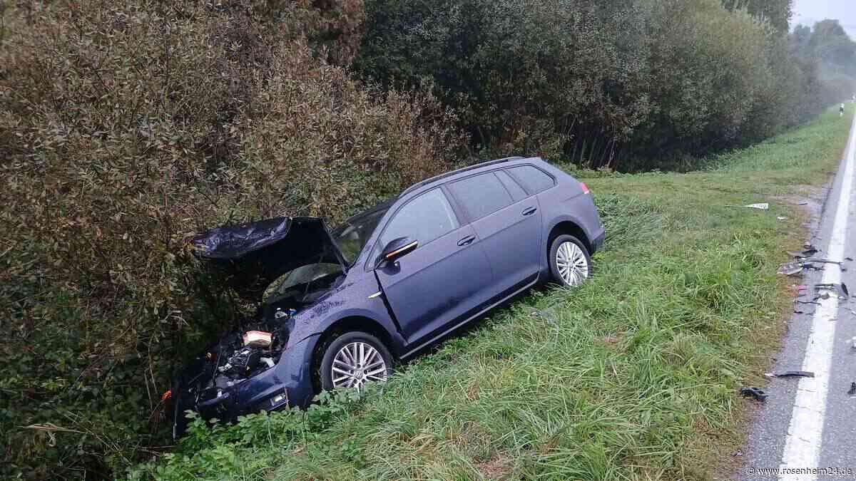 Auto nach Unfall bei Bad Aibling in Graben geschleudert