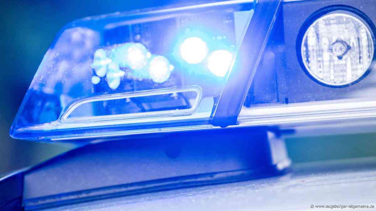 Stau und hoher Schaden nach Unfall auf A8 mit drei Fahrzeugen