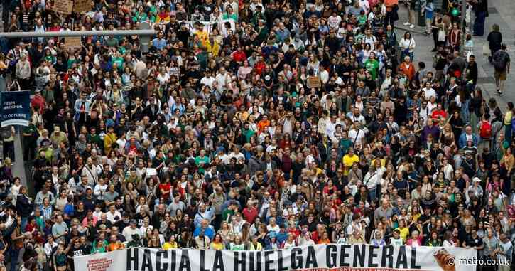 Spanish protestors fed up of tourists threaten to ‘bring the country to a standstill’
