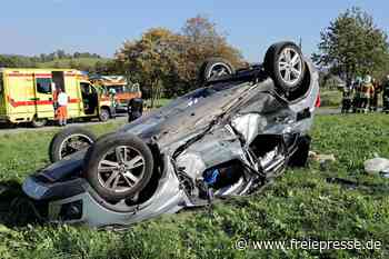 Schwerer Unfall im Erzgebirge: Seat landet auf dem Dach