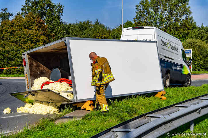Aanhangwagen met vaten isolatieschuim kantelt, omgeving tijdelijk afgesloten