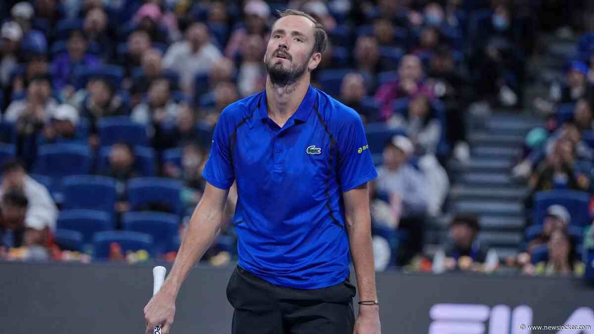 Anticlimax bij halve finale tennistoernooi Peking: Daniil Medvedev gediskwalificeerd in duel met Novak Djokovic nadat hij bal in gezicht toeschouwer slaat