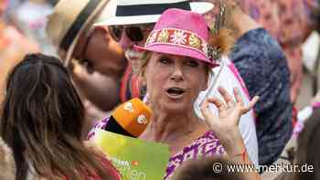 Auf Schritt und Tritt bewacht: Andrea Kiewel holt ihren Bodyguard im „ZDF-Fernsehgarten“ vor die Kamera