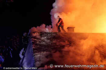 Bewohner bei Vollbrand vom Dach gerettet
